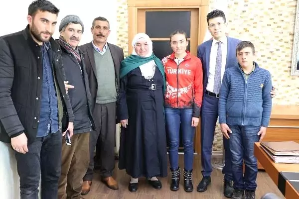 Kaymakam, Tek Ayakkabılı Şampiyon Emine'yi Makamında Ağırladı Kaymakam, Tek Ayakkabılı Şampiyon Emine'yi Makamında Ağırladı