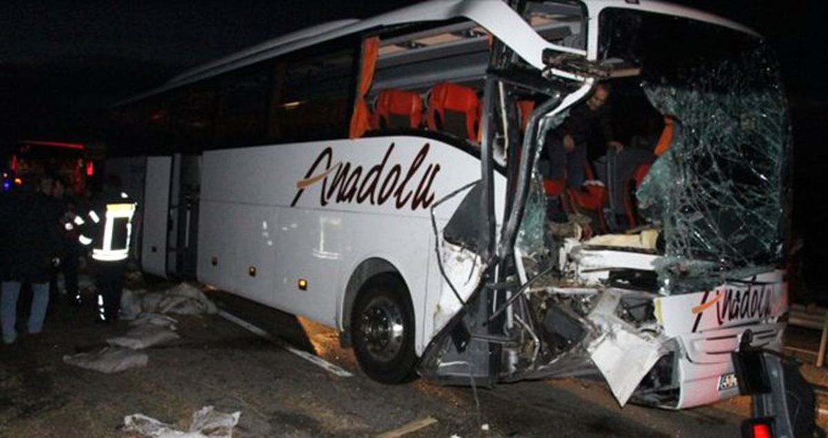 Manisa'da Yolcu Otobüsü TIR'a Çarptı: 2'si Ağır 20 Yaralı