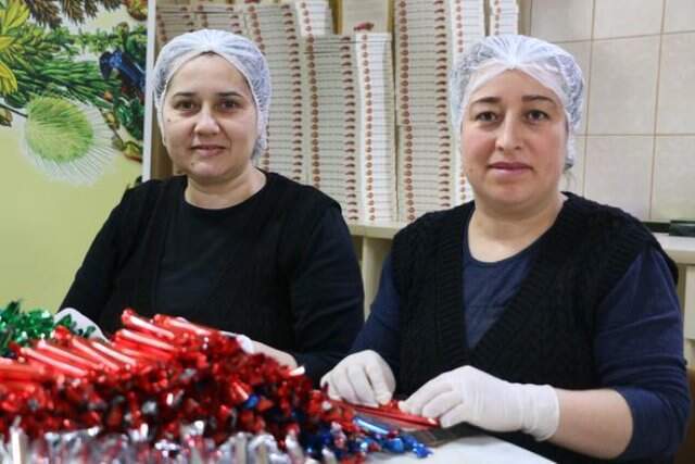 Manisalı 15 Kadın Saçılacak 6 Ton Mesir Macunu İçin Gece Gündüz Çalışıyor