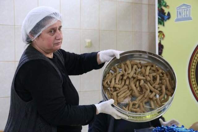 Manisalı 15 Kadın Saçılacak 6 Ton Mesir Macunu İçin Gece Gündüz Çalışıyor