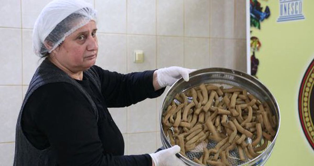 Manisalı 15 Kadın Halka Saçılacak 6 Ton Mesir Macunu İçin Gece Gündüz Çalışıyor
