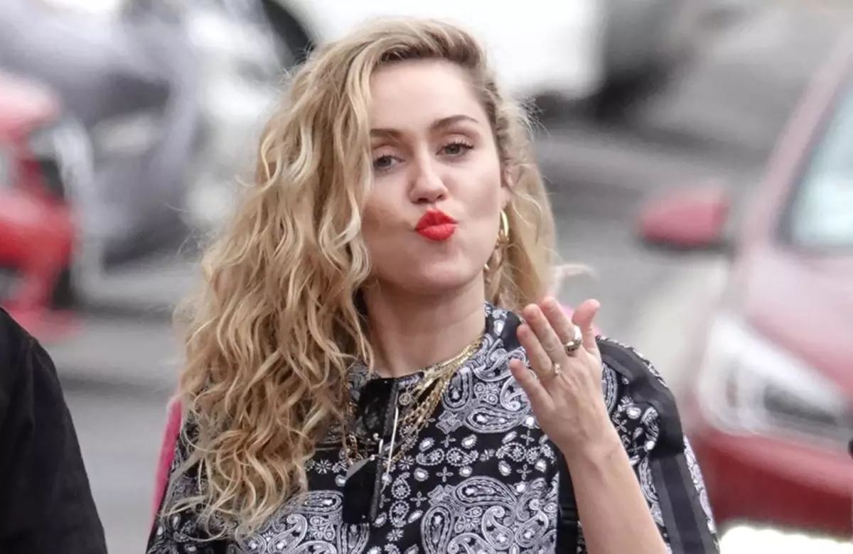 Miley Cyrus: 'İlk Öpüştüğüm Kişi Bir Kızdı'