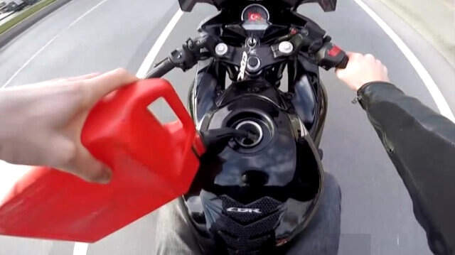 Motosiklet Sürücüsü Seyir Halindeyken Benzin Doldurdu