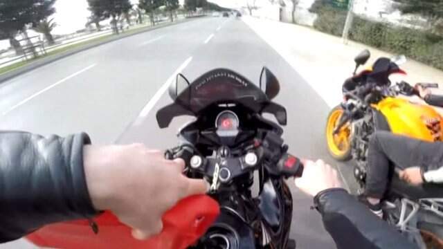 Motosiklet Sürücüsü Seyir Halindeyken Benzin Doldurdu