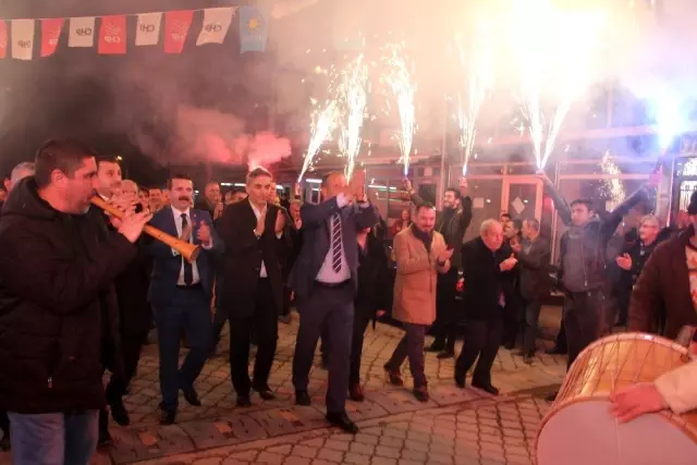 Turgutlu Millet İttifakının Adayı Şıktaşlı'yı Bağrına Bastı