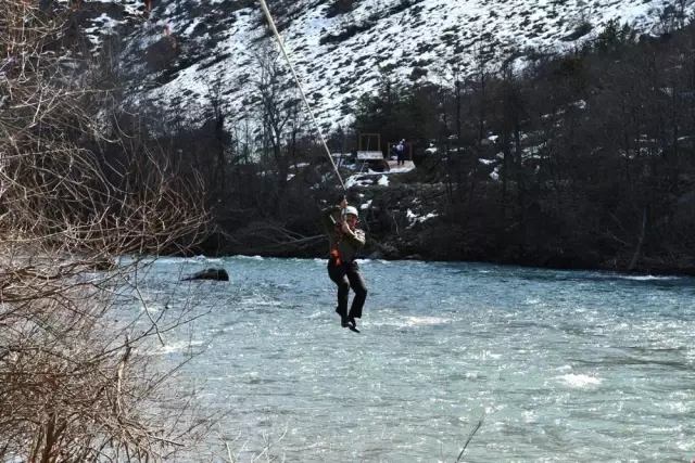 60 Yıllık Sorunu Çözen Köprüyü İnceleyen Vali Sonel, 'Zipline' Yaptı 60 Yıllık Sorunu Çözen Köprüyü İnceleyen Vali Sonel, 'Zipline' Yaptı