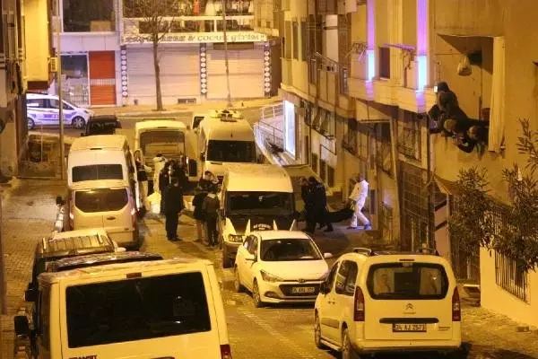 İstanbul'da Katliam! 2'si Öz Oğlu Olmak Üzere 5 Kişiyi Öldüren Katil Zanlısı Yakalandı İstanbul'da Katliam! 2'si Öz Oğlu Olmak Üzere 5 Kişiyi Öldüren Katil Zanlısı Yakalandı