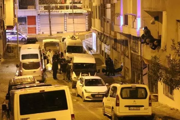 İstanbul'da Katliam! 2'si Öz Oğlu Olmak Üzere 5 Kişiyi Öldüren Katil Zanlısı Yakalandı İstanbul'da Katliam! 2'si Öz Oğlu Olmak Üzere 5 Kişiyi Öldüren Katil Zanlısı Yakalandı
