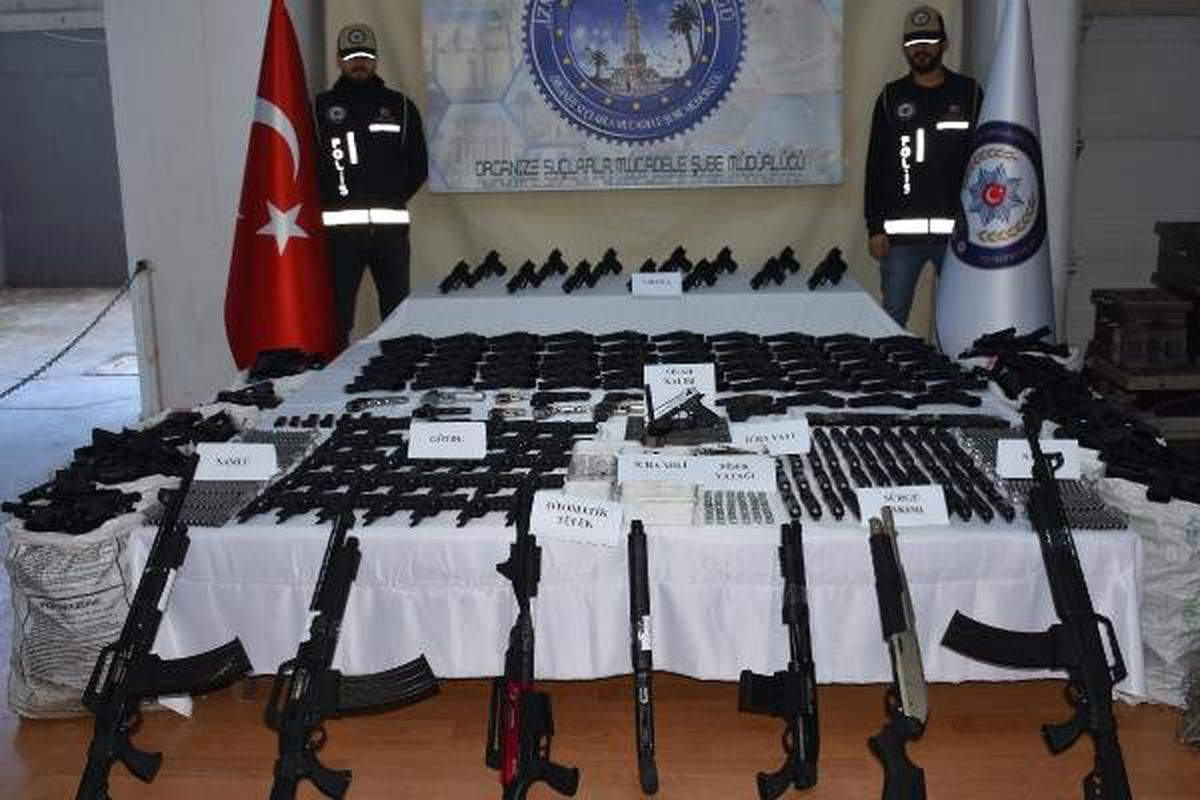 İzmir'de Kaçak Silah Fabrikasına Helikopterli Operasyon: 46 Gözaltı