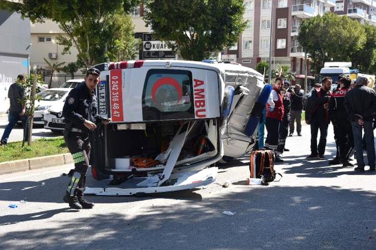 Ambulans ve Otomobili Arasında Sıkışan Adam Hayatını Kaybetti