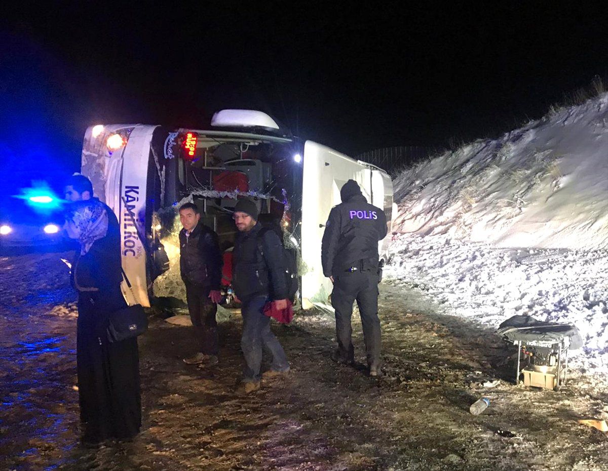 Sivas'ta Yolcu Otobüsü Devrildi