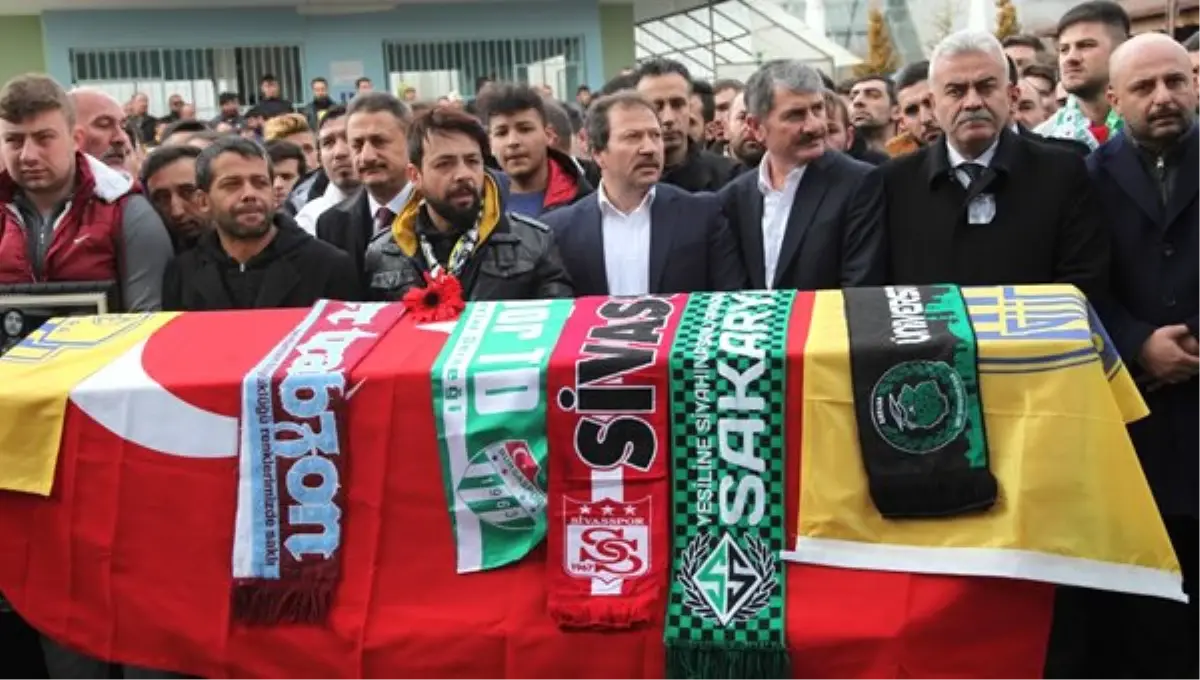Trafik Kazasında Hayatını Kaybeden Ankaragücülü Taraftarlar, Siyah Tişörtle Anılacak