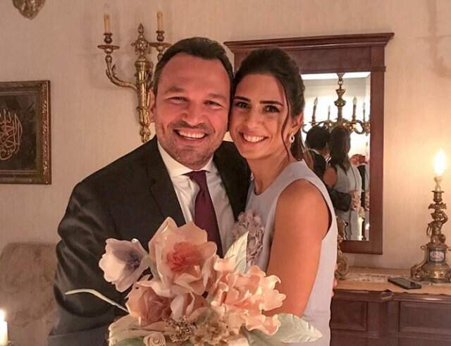 Ali Sunal'ın 1 Yıl Önce Evlendiği Eşinin 4 Aylık Hamile Olduğu Ortaya Çıktı!