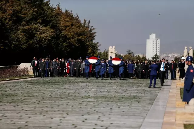 Bakan Akar'ın Eşinden Anıtkabir'e Ziyaret