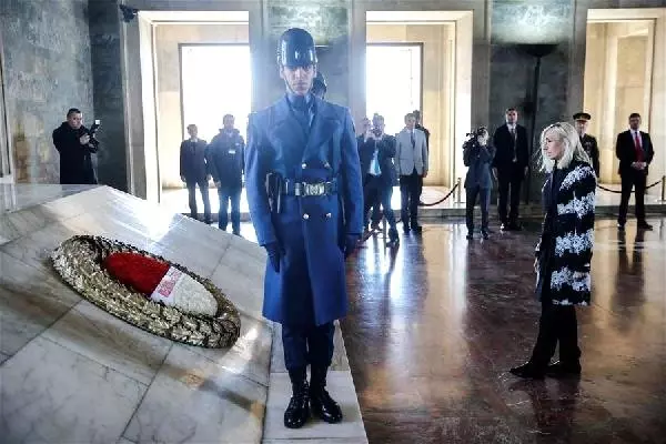 Bakan Akar'ın Eşinden Anıtkabir'e Ziyaret