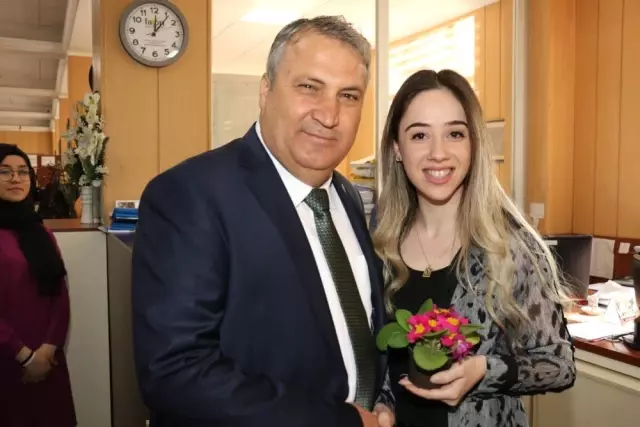 Başkan Çerçi'den Kadınlara 8 Mart Jesti Başkan Çerçi'den Kadınlara 8 Mart Jesti