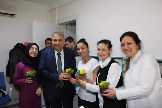 Başkan Çerçi'den Kadınlara 8 Mart Jesti Başkan Çerçi'den Kadınlara 8 Mart Jesti