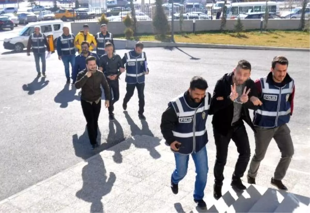 Bıçakla Adam Yaraladı, Zafer İşareti Yapıp 'Yakışıklı Çek' Dedi