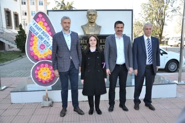 Dünya Kadınlar Gününde Başkan Adayları El Ele Dünya Kadınlar Gününde Başkan Adayları El Ele