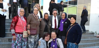 Edremit Belediye Başkanı ve Bağımsız Aday Kamil Saka Kadınlara Karanfil Dağıttı