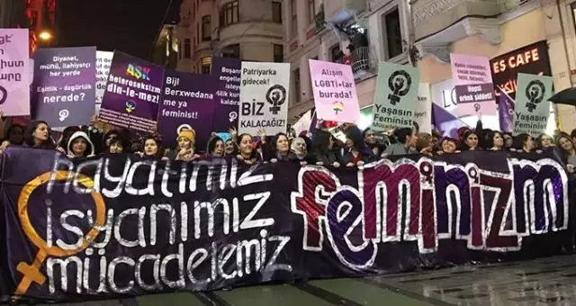 Gazeteci Abdurrahman Dilipak, 8 Mart'ı Kutlayanlara Küfür Etti Gazeteci Abdurrahman Dilipak, 8 Mart'ı Kutlayanlara Küfür Etti