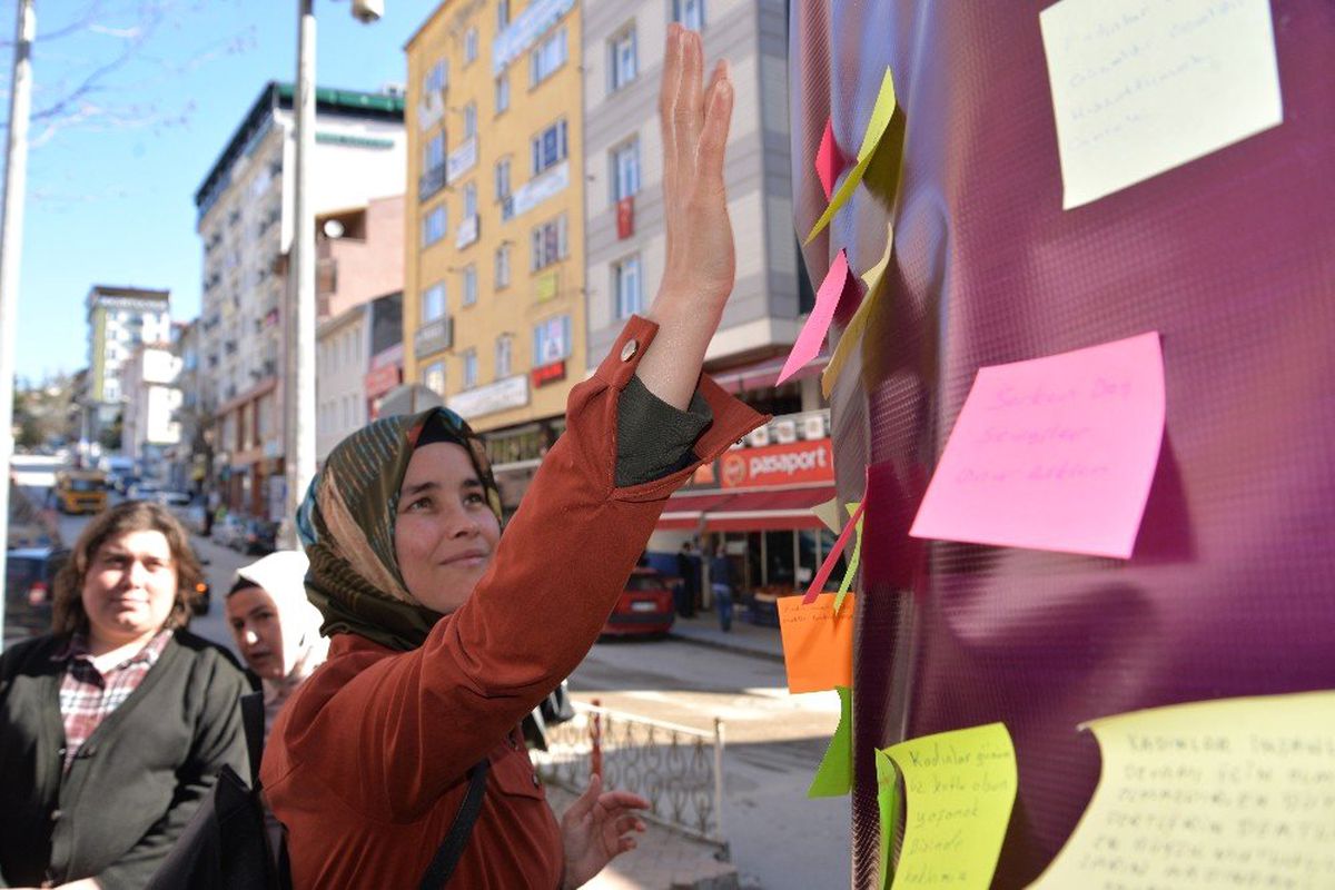 Her Kadın Kendini Temsil Eden Rengi Seçti, Duygularını Yazdığı Kağıdı Ağaçlara Yapıştır
