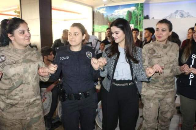 Kadın Polis ve Askerler, Silopili Kadınlarla Halay Çekti