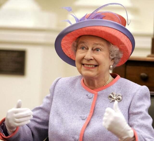Kraliçe Elizabeth, İlk yasamsal Medya Paylaşımını Yaptı