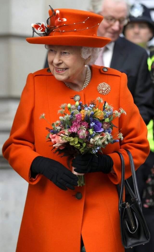 Kraliçe Elizabeth, İlk yasamsal Medya Paylaşımını Yaptı