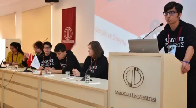 Lise Öğrencileri 'Sinema ve Gençlik Paneli'nde Konuştu Lise Öğrencileri 'Sinema ve Gençlik Paneli'nde Konuştu