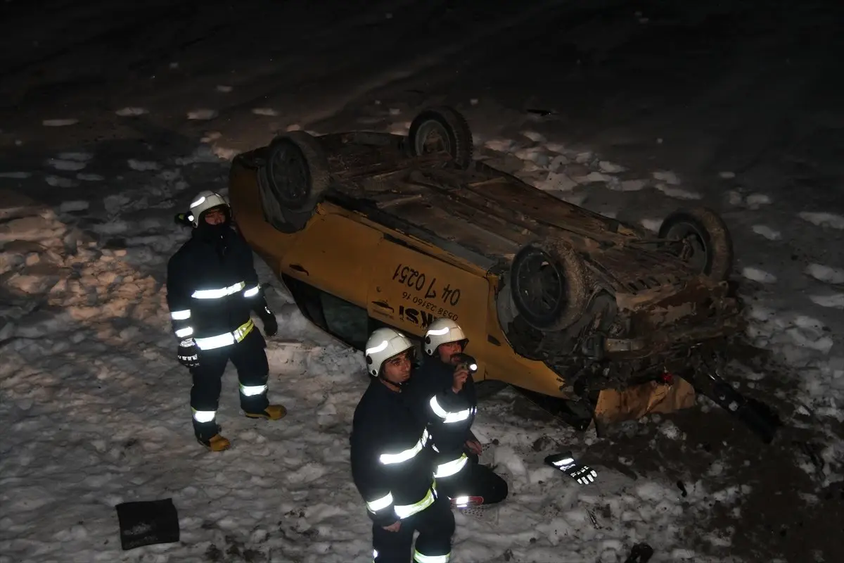 Muradiye'de Ticari Taksi Uçuruma Devrildi: 2 Yaralı