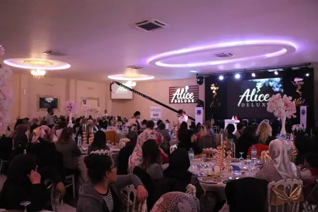 Sema Karaoğlu: 'Kadınlar Halen İkinci Sınıf Vatandaş Muamelesi Görüyor' Sema Karaoğlu: 'Kadınlar Halen İkinci Sınıf Vatandaş Muamelesi Görüyor'