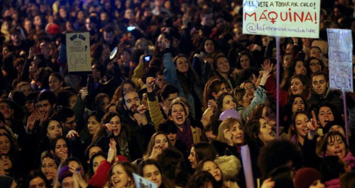 Ukrayna'da Radikal Sağcı Erkekler, 8 Mart Dünya Kadınlar Günü Nedeniyle Yürüyüş Yapan Kadınlara Saldırdı
