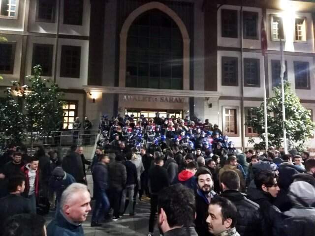 Vatandaşlar Tacizciyi Linç Etmek İçin Gece Yarısına Kadar Adliye Önünde Bekledi