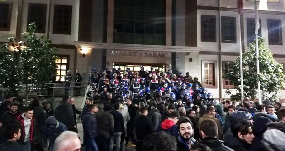 Vatandaşlar Tacizciyi Linç Etmek İçin Gece Yarısına Kadar Adliye Önünde Bekledi