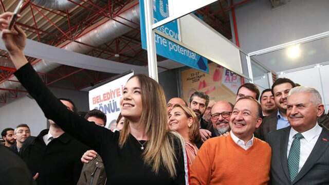 AK Parti İstanbul Adayı Yıldırım, Gençlerle Birlikte PUBG Oynadı