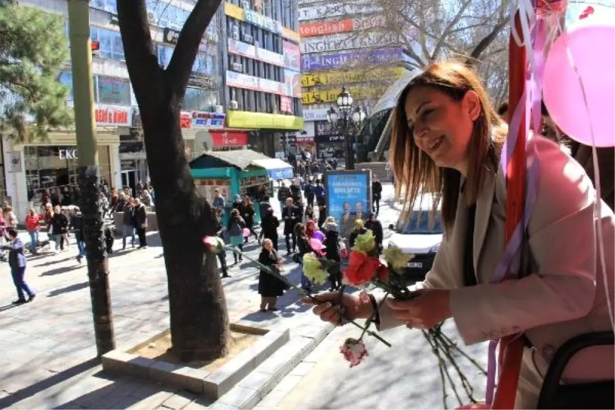 Ak Partili Türkmen'den Müzikli, Karanfilli Kadınlar Günü Kutlaması