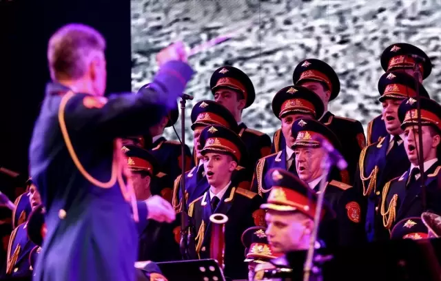 Aleksandrov Rus Kızılordu Korosu Büyükçekmece'de Konser Verdi