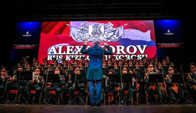 Aleksandrov Rus Kızılordu Korosu Büyükçekmece'de Konser Verdi