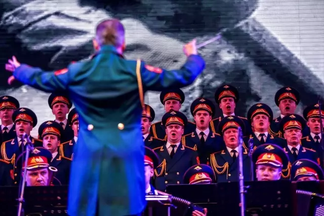 Aleksandrov Rus Kızılordu Korosu Büyükçekmece'de Konser Verdi