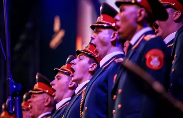 Aleksandrov Rus Kızılordu Korosu Büyükçekmece'de Konser Verdi