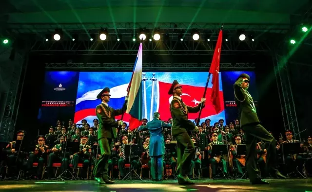 Aleksandrov Rus Kızılordu Korosu Büyükçekmece'de Konser Verdi