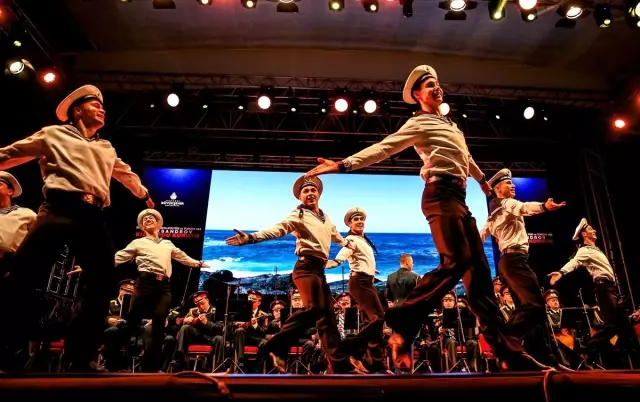 Aleksandrov Rus Kızılordu Korosu Büyükçekmece'de Konser Verdi