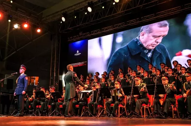 Aleksandrov Rus Kızılordu Korosu Büyükçekmece'de Konser Verdi