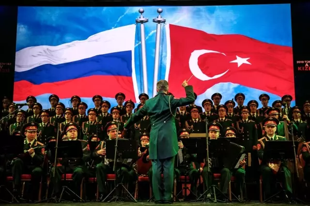 Aleksandrov Rus Kızılordu Korosu Büyükçekmece'de Konser Verdi