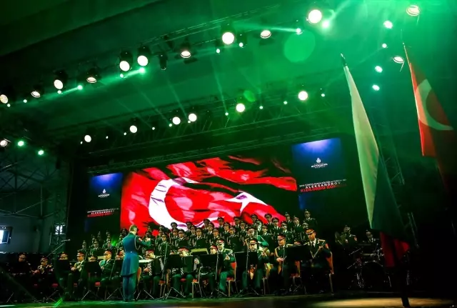Aleksandrov Rus Kızılordu Korosu Büyükçekmece'de Konser Verdi