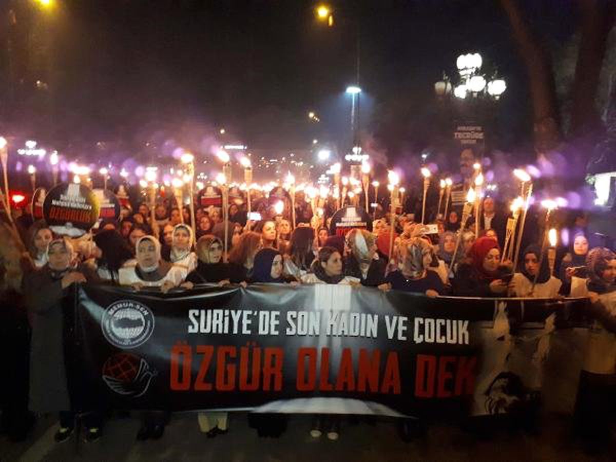 Ankara'da Toplanan Yüzlerce Kadın, Suriye Hapishanelerindeki Kadınlar İçin Yürüdü