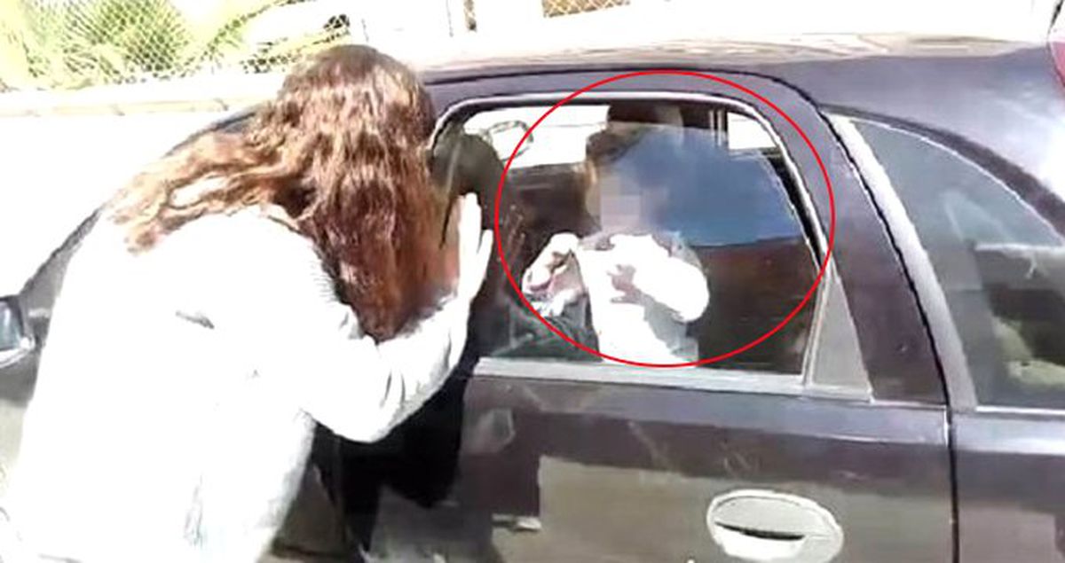 Annesinin Otomobilde Bıraktığı Çocuğu Polis Kurtardı