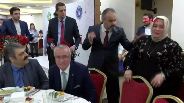 Bursa Büyükşehir Belediye Başkanı Alinur Aktaş 350 Kadına Karanfil Dağıttı Bursa Büyükşehir Belediye Başkanı Alinur Aktaş 350 Kadına Karanfil Dağıttı