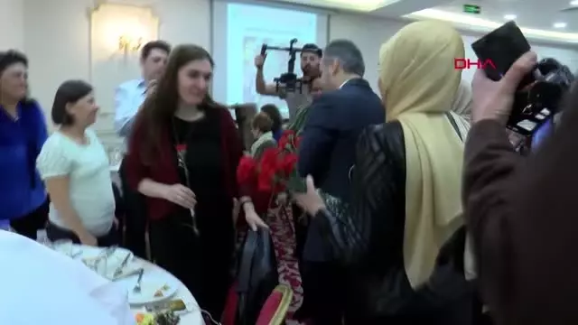 Bursa Büyükşehir Belediye Başkanı Alinur Aktaş 350 Kadına Karanfil Dağıttı Bursa Büyükşehir Belediye Başkanı Alinur Aktaş 350 Kadına Karanfil Dağıttı